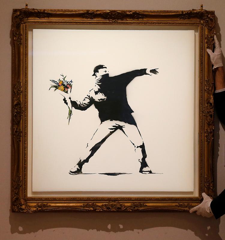 Det er dette Banksy-værk fra 2015, som Full Colour Black vil bruge på deres lykønskningskort. Banksy endte med at tabe retssagen. Foto: Frank Augstein/Ritzau Scanpix