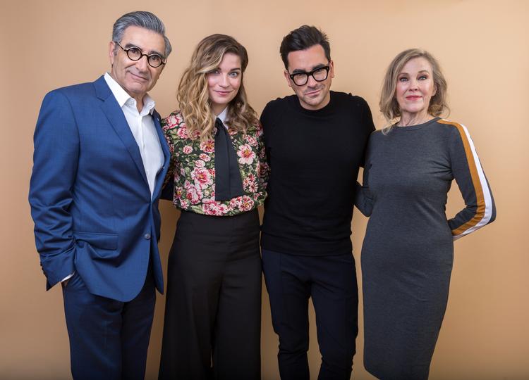  Fra Venstre, Eugene Levy, Annie Murphy der spiller datter, Daniel Levy der spiller søn og Catherine O´Hara, der spiller moderen. Foto: Willy Sanjuan/Ritzau Scanpix