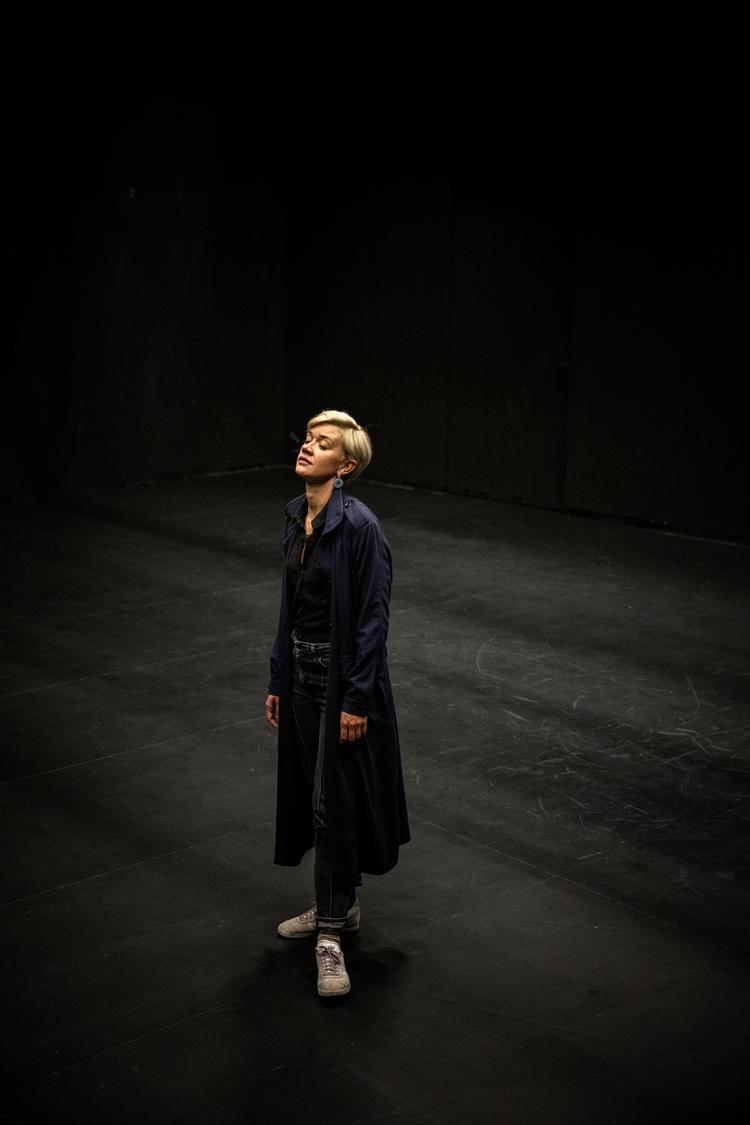 »Det tager mig ret lang tid at finde mig tilpas i en rolle, og jeg skal arbejde i lang tid med historien, før det giver mening for mig«, fortæller skuespiller Fanny Louise Bernth, der her står på scenen i Skuespilhuset i København.  Foto: Jesper Houborg/POLFOTO