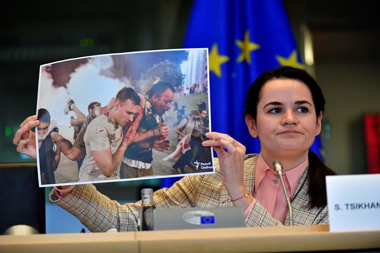 Svetlana Tikhanovskaja besøgte både EU's udenrigsministre og EU-Parlamentet, da hun mandag var i Bruxelles. Udenrigsministrene skulle vise mod, sagde hun. Parlamentet takkede hun for støtte.   (Photo by JOHN THYS / AFP)   Foto: John Thys/Ritzau Scanpix