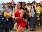 Efter sin tredje Australian Open-titel på stribe i 1999 mente Martina Hingis, at fotograferne på Brighton Beach i Melbourne kunne trænge til lidt bobler. Det fik de så. Foto: David Gray/Ritzau Scanpix