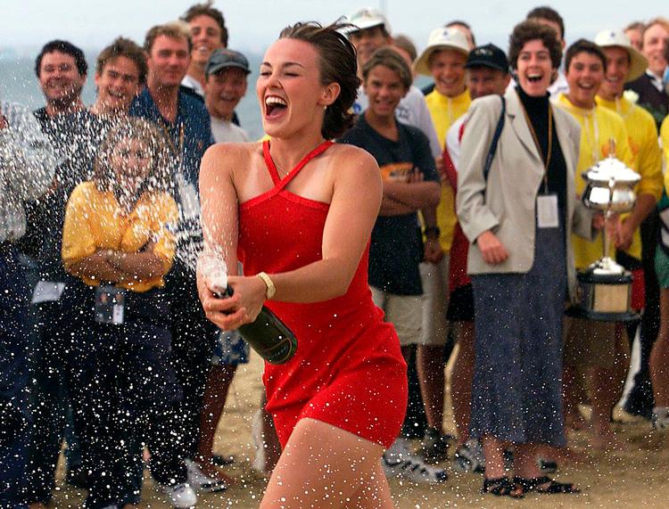 Efter sin tredje Australian Open-titel på stribe i 1999 mente Martina Hingis, at fotograferne på Brighton Beach i Melbourne kunne trænge til lidt bobler. Det fik de så. Foto: David Gray/Ritzau Scanpix