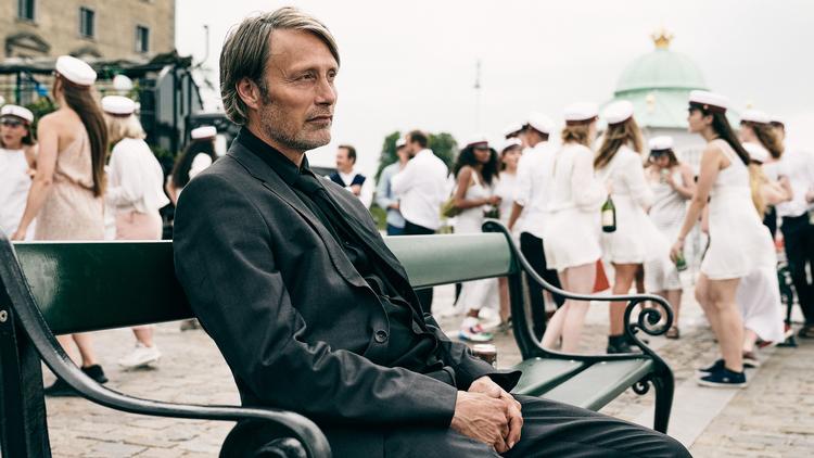 Thomas Vinterbergs 'Druk' med Mads Mikkelsen er en af de film, som har fået flere millioner i støtte af DFI. Fremover skal alle film, der får støtte gennem filminstituttet, opgøre antallet af brune ansatte på filmsettet, siger direktør.  Foto: Henrik Ohsten