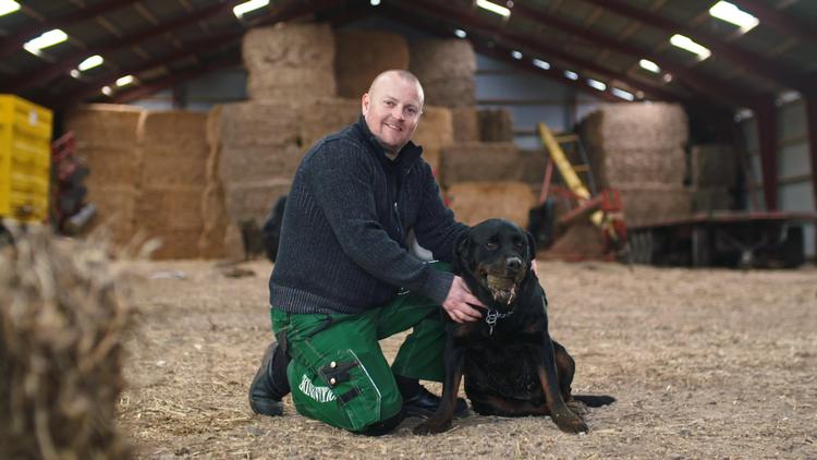  Griseavler Claus på 46 kalder de +40-årige kvinder, han dater i 'Landmand søger kærlighed', for piger.  Foto: Credit: Ian Devald/tv 2