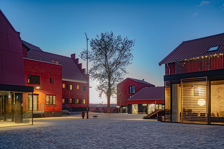 Maltfabrikken består af en række bygninger, der er vokset med nye tilbygninger gennem mere end 150 år. Nu er de gennemrenoverede og har fået nye knopper. Foto: Jens Lindhe