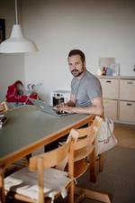 En stor del af det redaktionelle arbejde på naturtidsskriftet Ny Jord sker fra Jeppe Carstensens privatadresse i Svendborg. Blandt Tripp Trapp-stole og barnevogne. Foto: Jesper Houborg/POLFOTO