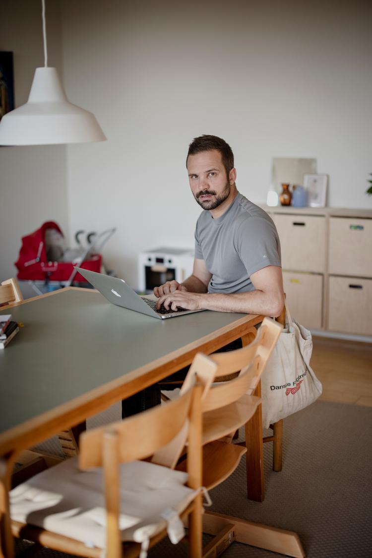 En stor del af det redaktionelle arbejde på naturtidsskriftet Ny Jord sker fra Jeppe Carstensens privatadresse i Svendborg. Blandt Tripp Trapp-stole og barnevogne. Foto: Jesper Houborg/POLFOTO