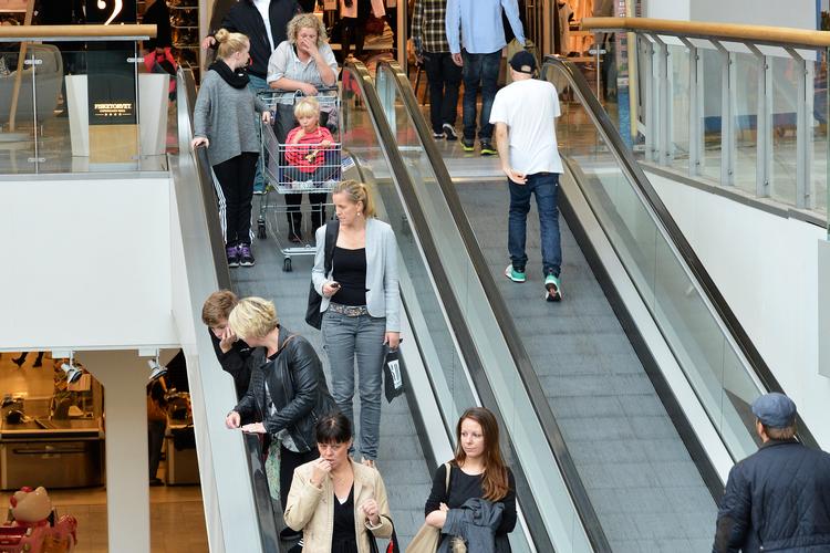 Politikerne håber, at danskerne vil hæve deres feriepenge og bruge dem i landets forretninger, restauranter og lignende, der har brug for ekstra hjælp på grund af corona-krisen. Foto: Mik Eskestad/POLFOTO