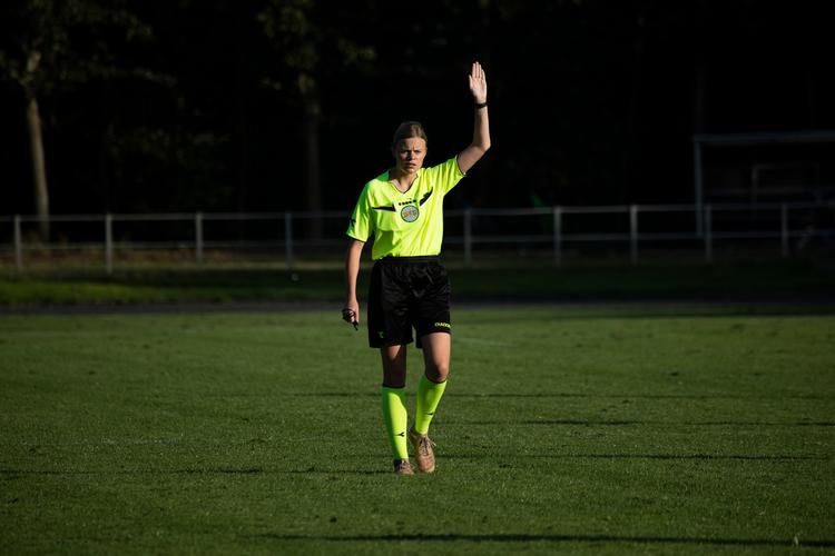 Julie Alsbro oplevede grove forulempelser som dommer til en serie 4-kamp. Her ses hun til et efterskoleopgør, som ikke har noget at gøre med hændelsen. Foto: Lene Esthave