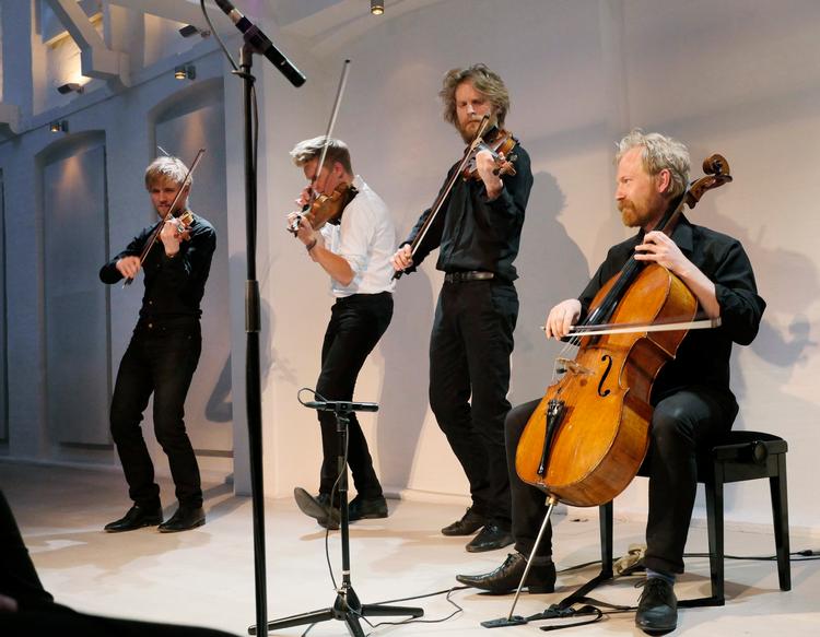 Den Danske Strygekvartet fotograferet, sidst de spillede hos Mogens Dahl. Blandt andet folkemusik. 