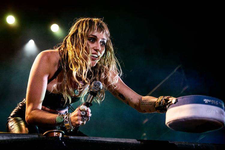 Miley Cyrus, her på Tinderbox-festivalen på Fyn i 2019, fortæller blandt andet om sin første seksuelle oplevelse i podcasten.  Foto: Jens Hartmann Schmidt/POLFOTO