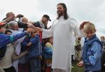 Sergej Torop ligner Jesus med sit lange hår, skægget, sandalerne og sin hvide kjortel. 22. september blev den russiske kultleder anholdt. Foto: Alexander Nemenov/Ritzau Scanpix