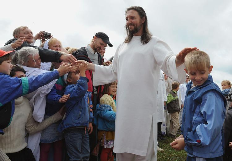 Sergej Torop ligner Jesus med sit lange hår, skægget, sandalerne og sin hvide kjortel. 22. september blev den russiske kultleder anholdt. Foto: Alexander Nemenov/Ritzau Scanpix