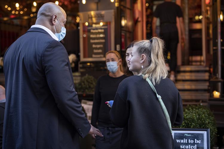 Der er kommet flere restriktioner for borgerne i den seneste tid efter en stigning i antal smittede og indlagte. Foto: Marius Renner/POLFOTO