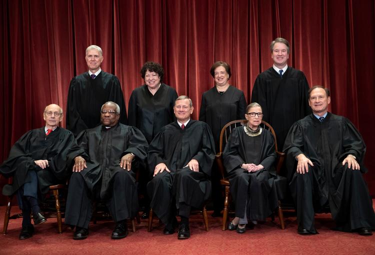 Siden 1869 har der været ni dommere i den amerikanske højesteret. Her er de ni fotograferet i 2018, før dommer Ruth Bader Ginsburgs død i sidste weekend.  Ruth Bader Ginsburg er nummer to fra højre i forreste række.  Foto: J. Scott Applewhite/Ritzau Scanpix