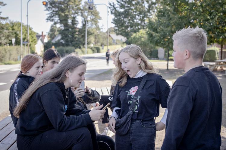 Amalie Valdsgaard (i midten) og Knud Kasler drømmer om at blive henholdsvis astronom og mekaniker. Foto: Jesper Houborg/POLFOTO
