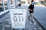 Skilt fra Sundhedsstyrelsen om at holde afstand på hovedgaden i Dronninglund, 15. september, 11 dage efter Open by Night, der førte til, at Brønderslev Kommune fik et meget højt antal coronasmittede. Borgmester Mikael Klitgaard opfordrer på kommunens hjemmeside: "Har du deltaget i Open by Night i forrige uge, eller været i tæt kontakt med smittede herfra, så skynd dig at blive testet". Foto: Henning Bagger/Ritzau Scanpix