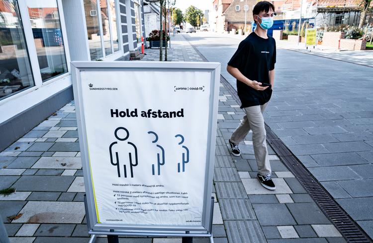 Skilt fra Sundhedsstyrelsen om at holde afstand på hovedgaden i Dronninglund, 15. september, 11 dage efter Open by Night, der førte til, at Brønderslev Kommune fik et meget højt antal coronasmittede. Borgmester Mikael Klitgaard opfordrer på kommunens hjemmeside: "Har du deltaget i Open by Night i forrige uge, eller været i tæt kontakt med smittede herfra, så skynd dig at blive testet". Foto: Henning Bagger/Ritzau Scanpix