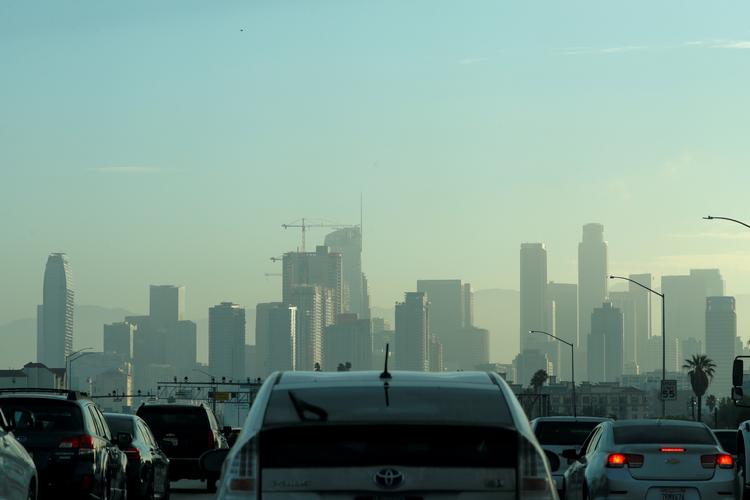 USA’s mest folkerige stat, Californien, har planer om at forbyde salg af nye benzindrevne biler fra 2035. Her ses morgentrafikken i Los Angeles. Foto: Mike Blake/Ritzau Scanpix