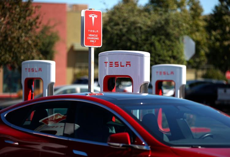     PETALUMA, CALIFORNIA - SEPTEMBER 23: A view of Tesla Superchargers on September 23, 2020 in Petaluma, California. California Gov. Gavin Newsom signed an executive order directing the California Air Resources Board to establish regulations that would require all new cars and passenger trucks sold in the state to be zero-emission vehicles by 2035. Sales of internal combustion engines would be banned in the state after 2035. Justin Sullivan/Getty Images/AFP == FOR NEWSPAPERS, INTERNET, TELCOS &amp; TELEVISION USE ONLY ==   Foto: Justin Sullivan/Ritzau Scanpix
