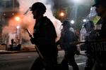 Der blev skudt mod politiet, da der onsdag aften blev demonstreret i Louisville. Ingen blev dog dræbt ved angrebet. Foto: Jeff Dean/Ritzau Scanpix