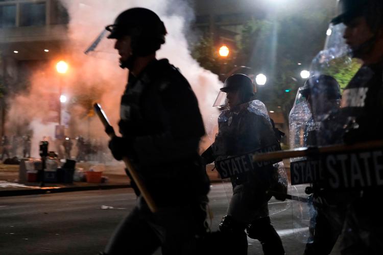 Der blev skudt mod politiet, da der onsdag aften blev demonstreret i Louisville. Ingen blev dog dræbt ved angrebet. Foto: Jeff Dean/Ritzau Scanpix