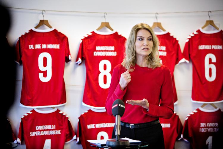 Tidligere statsminister Helle Thorning-Schmidt vil se på DBU's regelsæt og vurdere, hvorvidt der i Julie Alsbros sag var tale om skærpende omstændigheder.  Foto: Martin Lehmann/POLFOTO