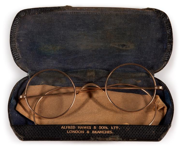 Sotheby's har sat et par af John Lennons karakteristiske sygekassebriller under hammeren. Hvis du ikke bruger briller, så er der også mulighed for at erhverve sig en perlerække af andre rariteter.  Foto: Sotheby’s