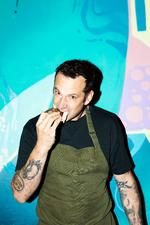 På restaurant Amass i København har indehaver og køkkenchef Matt Orlando længe arbejdet med at genanvende affald og trylle det om til ny mad. Foto: Hedda Rysstad