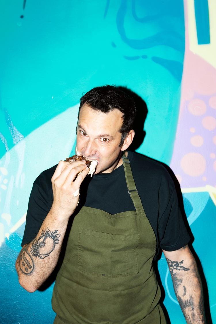 På restaurant Amass i København har indehaver og køkkenchef Matt Orlando længe arbejdet med at genanvende affald og trylle det om til ny mad. Foto: Hedda Rysstad
