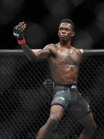 Israel Adesanya formår at samle en dansers ynde med en MMA-kæmpers aggression og hårde slag i én krop. Foto: Andy Brownbill/Ritzau Scanpix