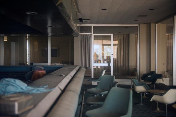 En hotelreception blev forladt i al hast den morgen i 1974. Foto: Nedim Enginsoy/Ritzau Scanpix