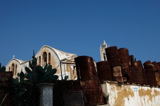 En kirke ses bag de tyrkiske afspærringer. Foto: Petros Karadjias/Ritzau Scanpix