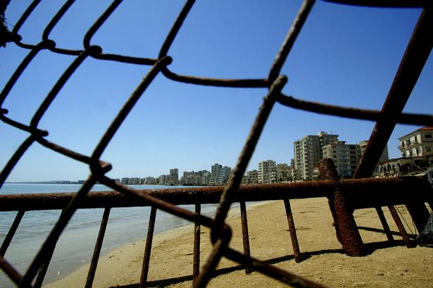 Et hegn på stranden hindrer adgangen til Varoshas nu forladte turisthoteller. Foto: Petros Karadjias/Ritzau Scanpix