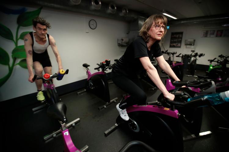 Selv om træning ikke gavner kvinders evne til at danne små blodkar i musklerne, er det sundt for mange andre ting. Her er det Lotte Jacobsen, dyrker spinning for at modvirke symptomer på overgangsalder hos Fitness World på Vesterbro. - Arkivfoto: Jens Dresling Foto: Jens Dresling/POLFOTO