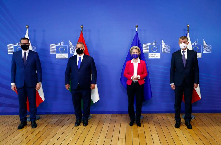 Fra venstre ses her Polens premierminister, Mateusz Morawiecki, Ungarns Viktor Orban, EU-Kommissionens formand, Ursula von der Leyen og Tjekkiets premierminister Andrej Babis.. (Photo by FRANCOIS LENOIR / POOL / AFP) Foto: Francois Lenoir/Ritzau Scanpix