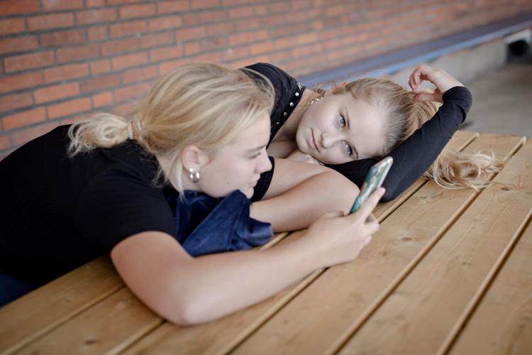 Tenna Forchhammer (th) og Caroline Slott fra 8A på Svebølle Skole i Kalundborg holder frikvarter. I Kalundborg Kommune er det hver fjerde folkeskoleelev, der ikke består dansk og matematik til afgangsprøverne. På Svebølle Skole var det 18 procent af eleverne sidste år.  Foto: Jesper Houborg/POLFOTO