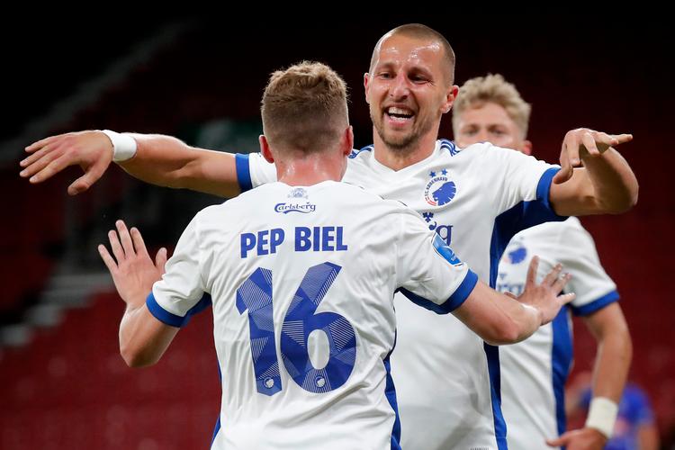 Den evigt farlige angriber Kamil Wilczek takker Pep Biel for oplægget efter at have bragt FCK foran med 1-0 mod Piast Gliwice i Europa League-kvalifikationen. Foto: Jens Dresling/POLFOTO