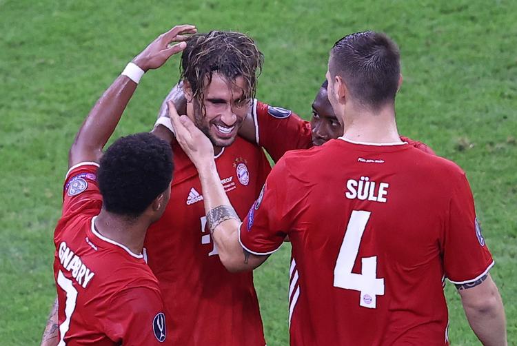 Bayern Münchens erfarne spanier Javi Martínez blev skiftet ind og afgjorde Super Cup-finalen i den forlængede spilletid.   Foto: Laszlo Szirtesi/Ritzau Scanpix