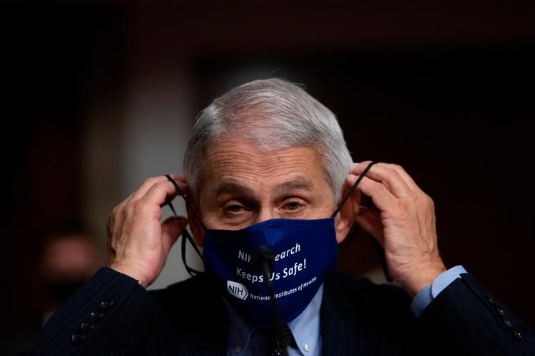 Den amerikanske topepidemiolog Anthony Fauci, direktør i National Institute of Allergy and Infectious Diseases ved National Institue of Health mener, at det nye coronavirus også skal smitte via mikroskopiske partikler, såkaldte aerosoler. Foto: Pool/Ritzau Scanpix