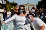 Tidligere på ugen blev Verdensfreds-dagen fejret i Berlin, her foran Brandenburger Tor monumentet. Foto: Hannibal Hanschke/Ritzau Scanpix