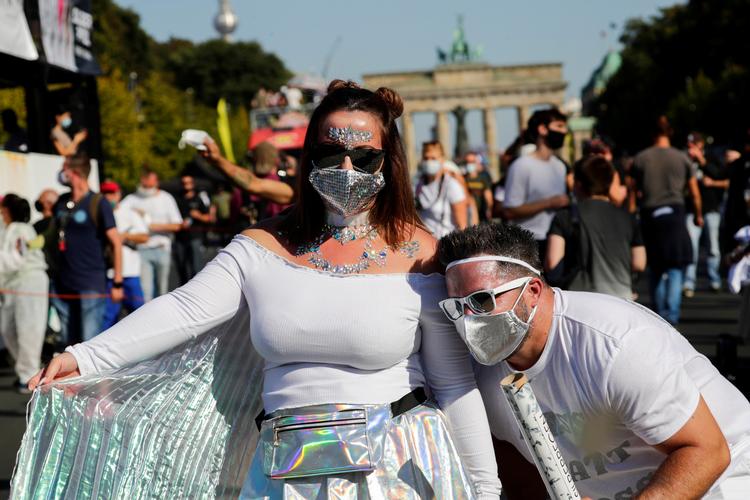 Tidligere på ugen blev Verdensfreds-dagen fejret i Berlin, her foran Brandenburger Tor monumentet. Foto: Hannibal Hanschke/Ritzau Scanpix