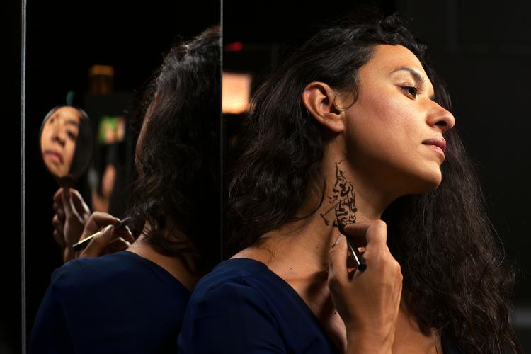 Lina Hashim står i spidsen med en uhyggelig personlig fortælling med tråde langt ind i en forbudt del af Islam, der ifølge stykket også praktiseres i Danmark. Foto: Søren Solkær