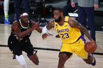 LeBron James (th.), her over for Jerami Grant fra Denver Nuggets, er ved at spille Los Angeles Lakers frem til NBA-finalen. Foto: Kim Klement/Ritzau Scanpix