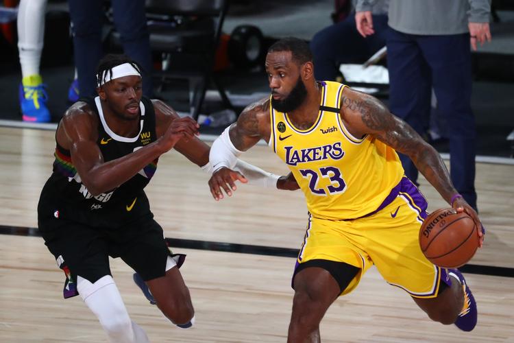 LeBron James (th.), her over for Jerami Grant fra Denver Nuggets, er ved at spille Los Angeles Lakers frem til NBA-finalen. Foto: Kim Klement/Ritzau Scanpix