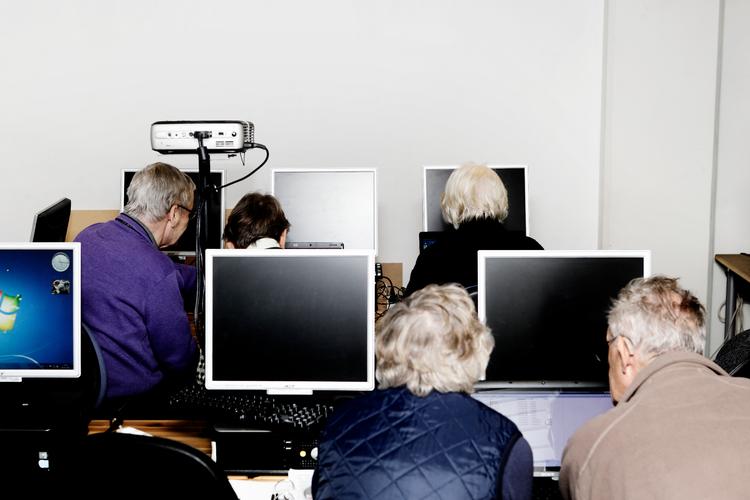 Ældre Sagens EDB-klub i Charlottenlund tilbyder ældre undervisning i brug af internettet.  Foto: Martin Bubandt/POLFOTO