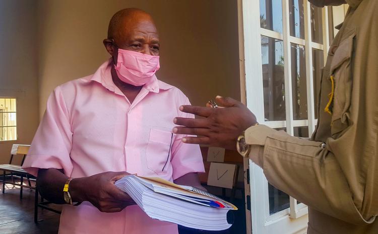 Paul Rusesabagina ses her ved retten i Kigali.  Foto: Clement Uwiringiyimana/Ritzau Scanpix