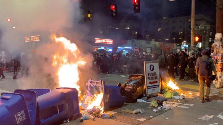 Torsdag var der atter ballade i Seattle, hvor demonstranter afbrændte affaldscontainere i vrede over, at et nævningeting ikke ville rejse sag mod betjente for at have skudt en kvinde under en narkoransagning. Foto: Katie Daviscourt/Ritzau Scanpix