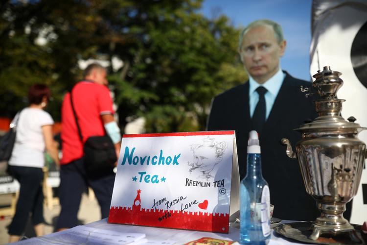 BERLIN: Spøgefulde har opsat en russisk samovar og et skilt, der tilbyder Novitjok-te, foran Ruslands ambassade i Berlin.  Foto: Hannibal Hanschke/Ritzau Scanpix