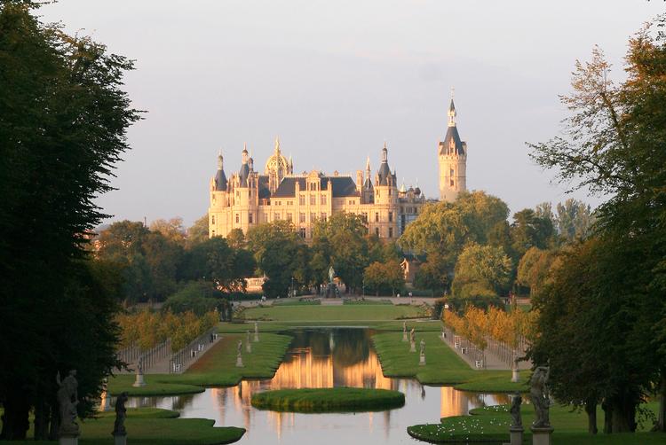 Det eventyrlige Schloss Schwerin ligger i en smuk slotshave. Foto: Stadtmarketing Schwerin